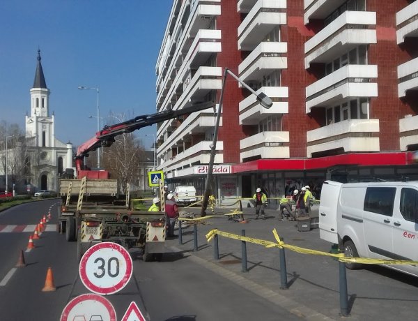 Új, korszerű villanyoszlop váltja a régit az Országzászló téren is