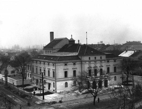  Ma 60 éve, 1960. március 25-én nyitották meg az akkor felújított nyíregyházi színházat