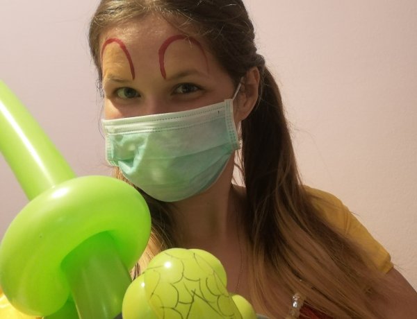 Pancsi bohóc varázsszemüvegen keresztül figyeli a karanténban lévő gyerekeket 