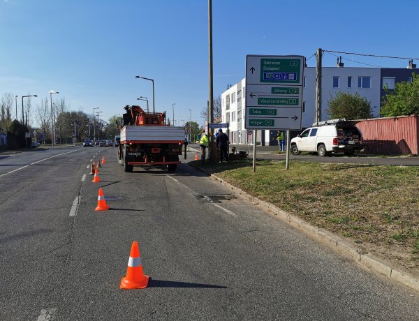 Oszlopcsere - A Debreceni úton dolgoznak az áramszolgáltató szakemberei