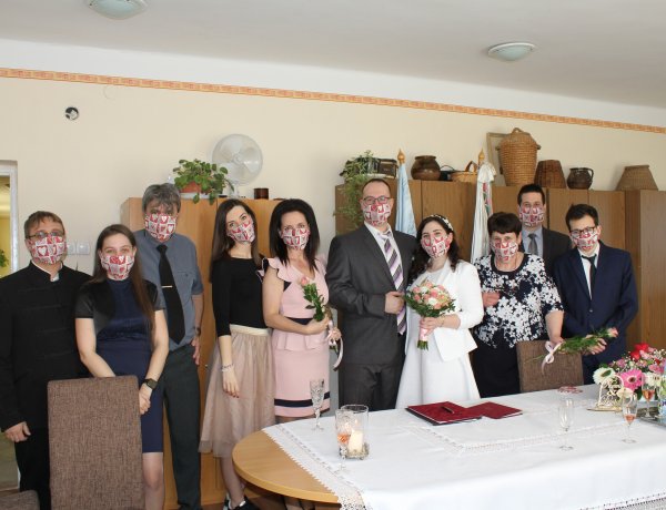 Szájmaszkos esküvő! Ettől a szerelmi történettől könnybe lábad a szeme!