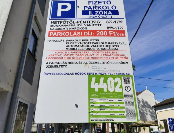 Frissítik az információs táblákat, de még nem kell fizetni a parkolásért