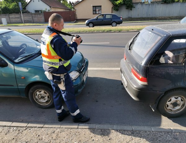 Korábban keletkezett a sérülés - Két autó összeért, de nem keletkezett kár