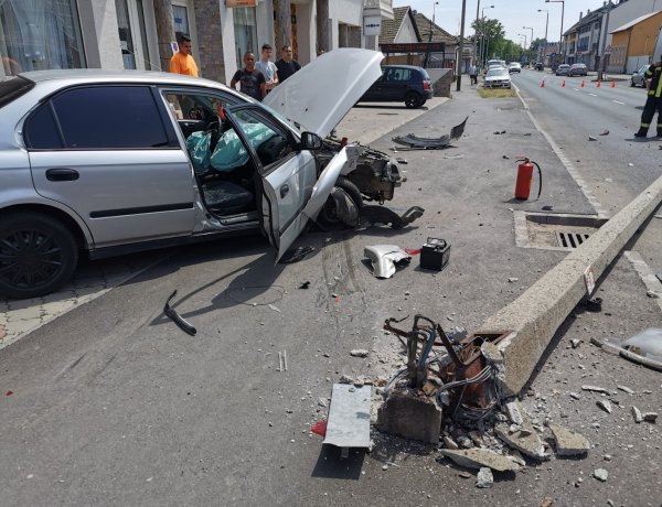 Megsodródott majd falnak csapódott egy jármű a Debreceni úton