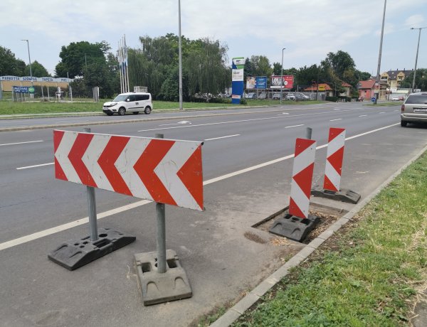 Útszűkület és sebességkorlátozás a Kert utcán - Közműhelyreállítás zajlik