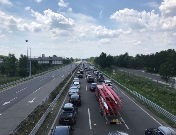 Torlódás alakult ki a csanádpalotai határátkelőnél - Akár 3 óra is lehet a várakozási idő