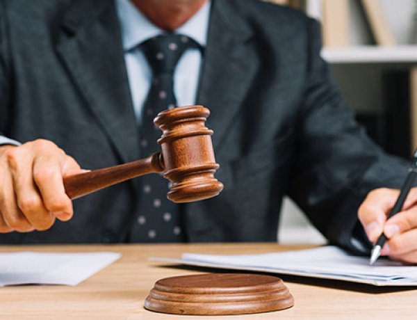 Vádemelés 671 millió forintos költségvetési csalás miatt    