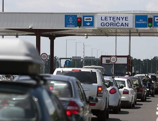 Három órás a kocsisor Horvátország irányába - A belépők kötelező regisztrációját végzik