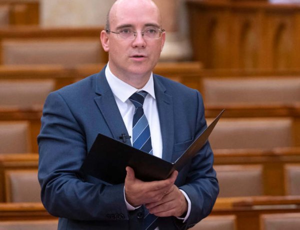 Várják az emberek véleményét a tanulók és a tanárok ingyenes internethasználatáról