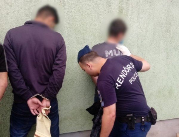 Teherautókban rejtőző migránsokat tartóztattak fel a román-magyar határon