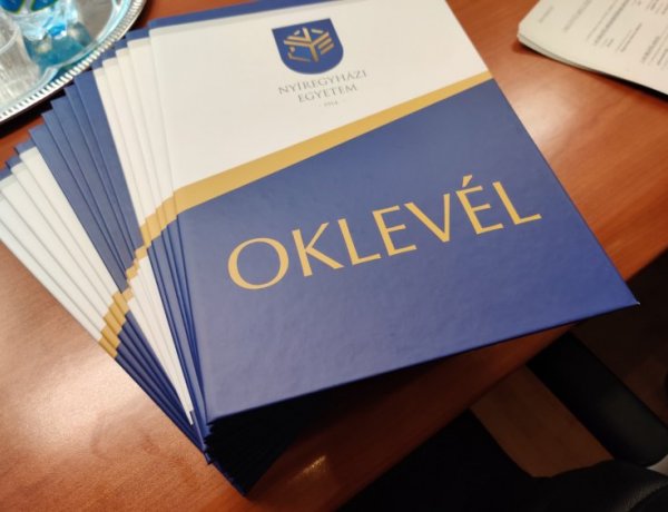 Már másfél ezer diplomát kipostáztak, összesen 3000 maradt bent a Nyíregyházi Egyetemen