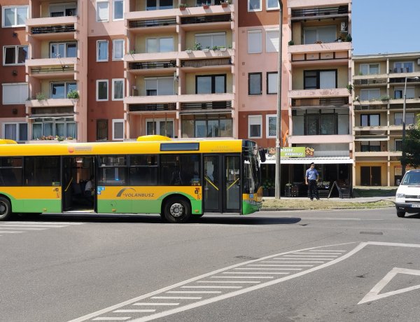 Hirtelen kellett fékeznie a busznak egy motoros miatt - Egy idős hölgy megsérült