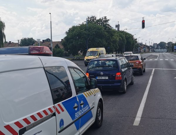 Ráfutásos baleset az Orosi úton - Álló autóba ment bele hátulról