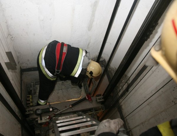 Tűzoltók mentették ki a liftben ragadt férfit Nyíregyházán, a Szántó Kovács János utcában