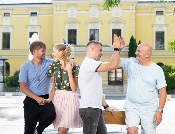Puskás Tivadar fiával, Puskás Petivel és Dallos Bogival is együtt játszik a színházban