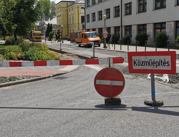 Közműhálózat építése miatt ideiglenes behajtani tilos tábla a Bessenyei téren!