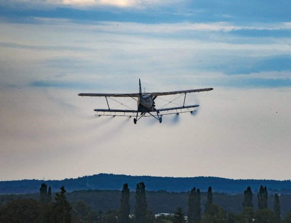 Átmenetileg engedélyezték a légi kémiai szúnyogirtást        