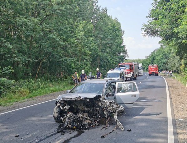Megrázó felvételek a 4-es számú főúton történt frontális karambol helyszínéről
