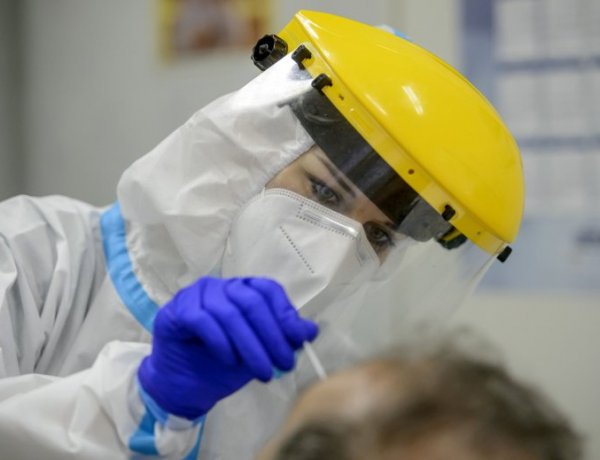 Szombattól a Magyarországra érkezők fizetik a PCR-tesztet   