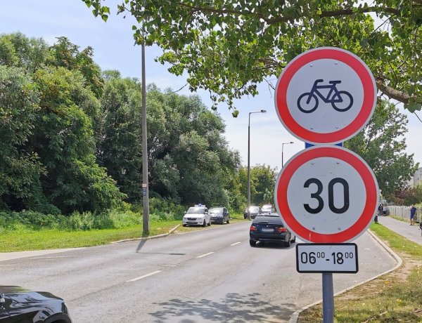 6 és 18 óra között 30 km/h-s sebességkorlátozás van érvényben a Törzs utcán
