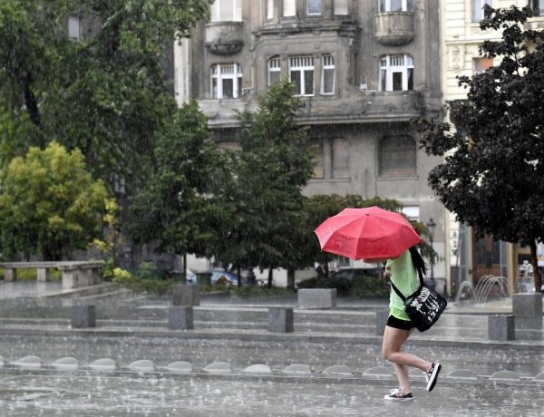 A nap fontos kelléke lehet az esernyő – Ilyen időjárásra számíthatunk kedden