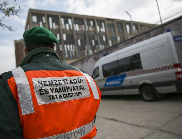 220 volttal védte az árut – Nyolcmillió forint értékű dohány és szeszesitalt foglaltak le