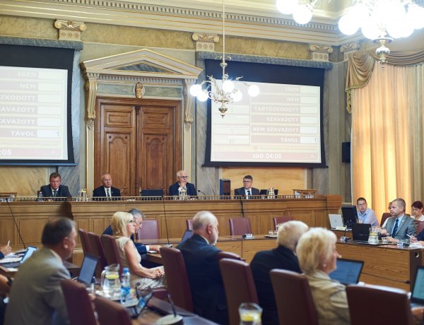 Közgyűlés: közel 1,3 milliárdos fejlesztési forrásra pályázhat a város, energetikai céllal