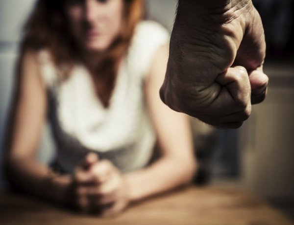 Kamerán át figyelte válófélben lévő házastársát – A féltékeny férj ellehetetlenítette