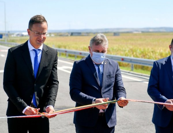 Átadták a Magyarország és Románia közötti második autópálya-határátkelőhelyet