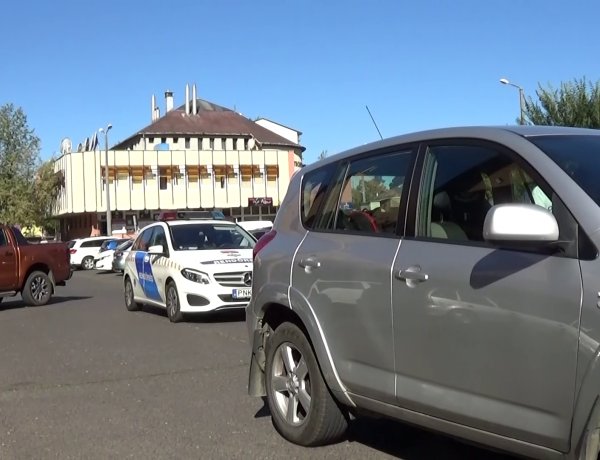 Két autó ütközött a Szent István utcán, a kórházzal szembeni parkolóban