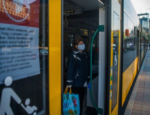 Megbüntetik a maszkot szabálytalanul viselőket is a tömegközlekedési eszközökön