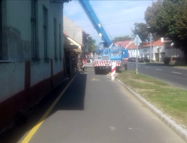 Korlátozzák a járdaszakaszt és a kerékpárutat a Kállói út 6. szám alatti építkezésnél
