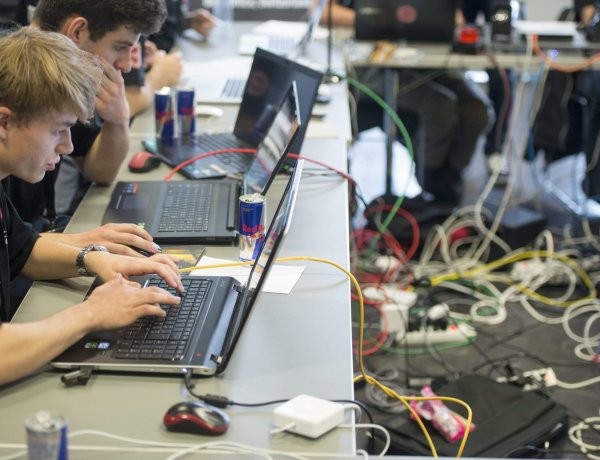 Programozó zseniket versenyeztet a Nemzeti Közszolgálati Egyetem
