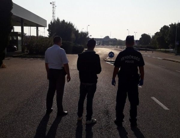 Átadták a rendőrök a Csengernél elfogott afgán határsértőt a román határőrizeti szerveknek