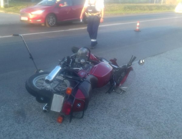 Elvakította a lenyugvó nap a sofőrt, szabályosan közlekedő motorost gázolt