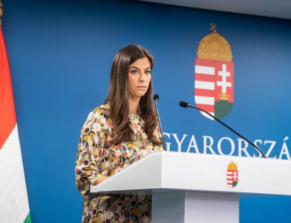 Kormányszóvivő: szigorúan be kell tartatni a járványügyi szabályokat