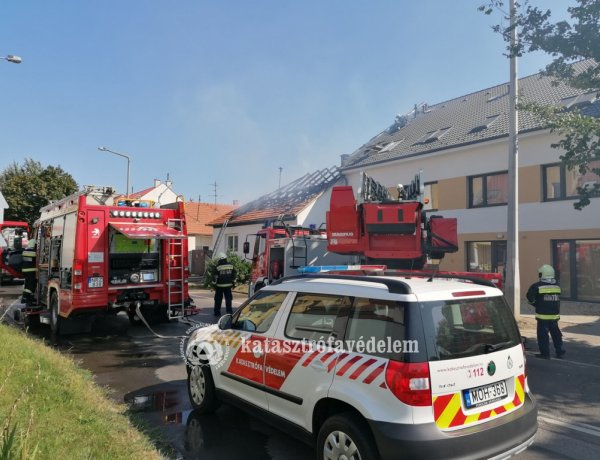 Felújítás alatt álló lakóház tetőszerkezete égett Nyíregyháza belvárosában