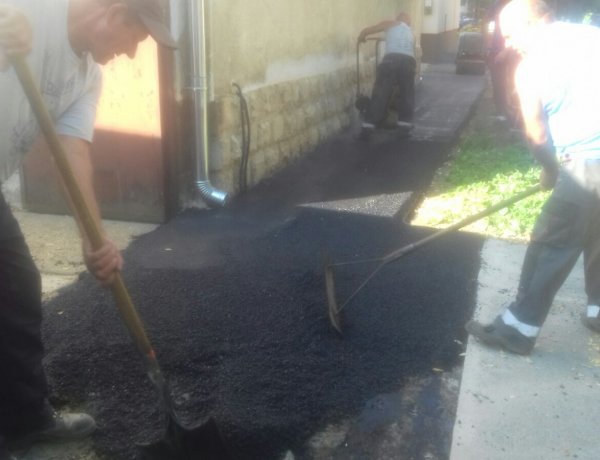 Új aszfaltréteget építettek ki a járdára az Árpád és a Toldi utca közötti szakaszon