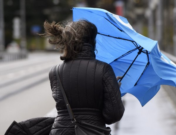 Elkél az esernyő ma is, markáns hidegfront érkezik            