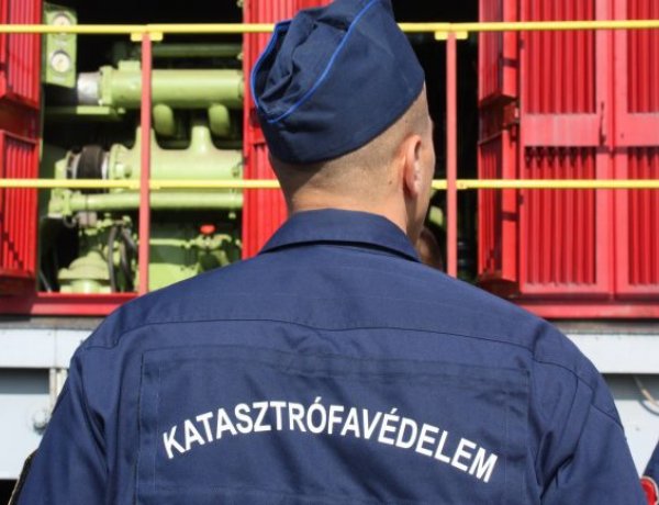 Meglazult vakolat veszélyeztette kedden a gyalogosforgalmat Nyíregyháza belvárosában