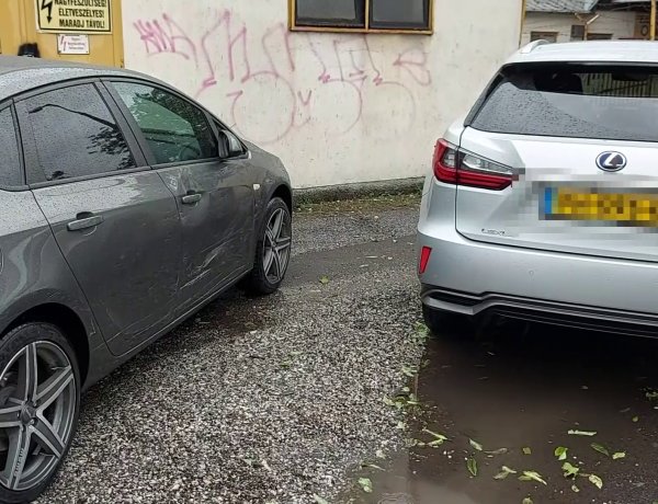 Két személyautó koccant egymásnak, mindkét járműben jelentős az anyagi kár