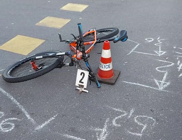 Kerékpáros baleset történt a Kosbor utcán, a sérült férfit kórházba szállították