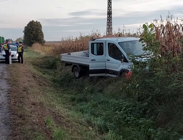 Árokba hajtott egy kisteherautó Újfehértónál, a balesetben ketten sérültek meg