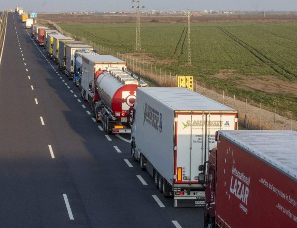 Végeláthatatlan kamionsor Csanádpalotánál -Többórás várakozásra kényszerülnek a teherautók