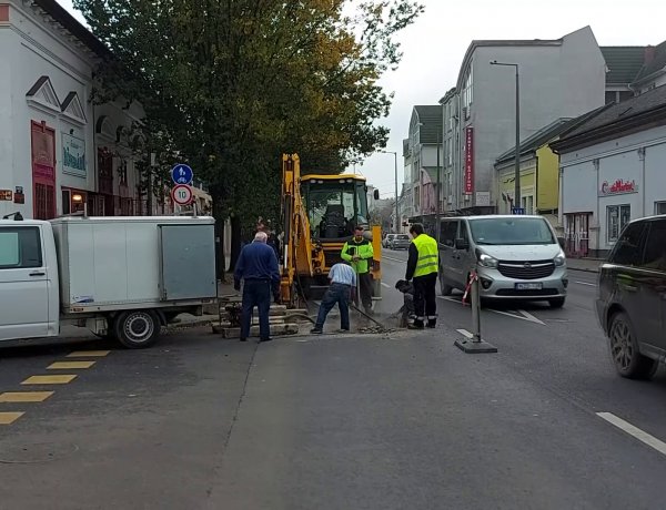 Forgalomkorlátozás: távhővezetéket javítanak a Nyírtávhő munkatársai a Rákóczi utcánál