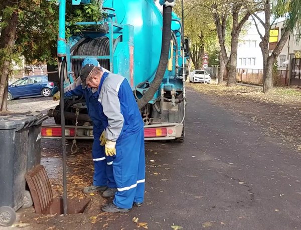 A csapadékrendszer tisztítását végzik a Könyök utcán, a Kertvárosban