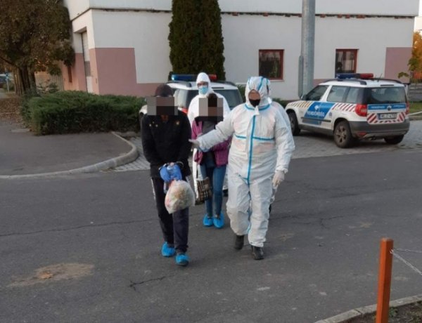 Átadták a román hatóságnak a Bátorligeten elfogott illegális migránsokat