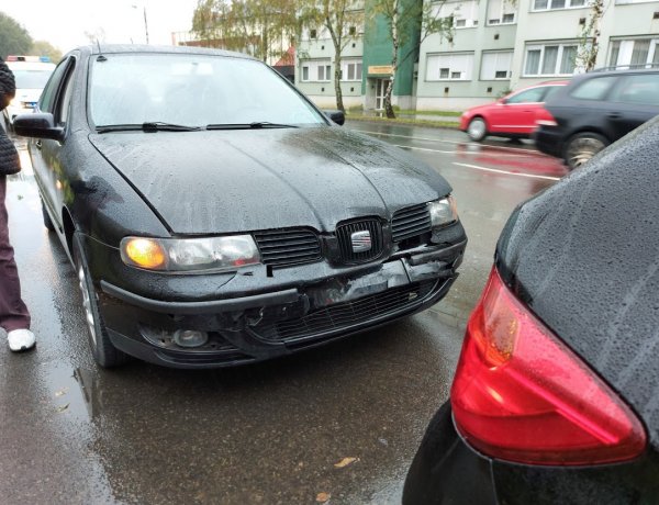 Nem tudott megállni a vizes burkolaton, belehajtott az előtte fékező járműbe