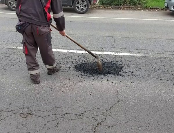 Kátyúzási munkálatokat végeznek a NYÍRVV munkatársai a Debreceni úton