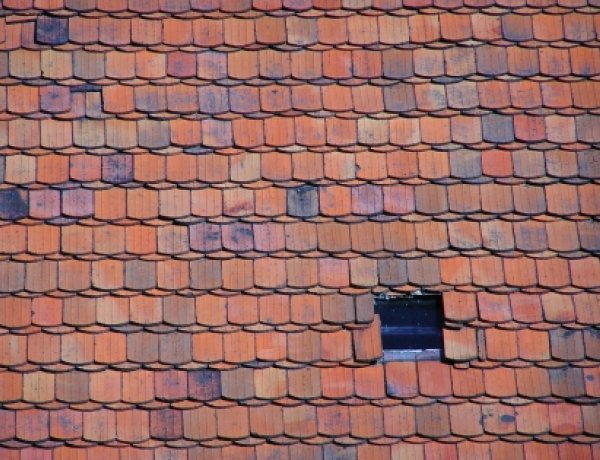 Meglazultak a cserepek egy közintézmény tetőszerkezetén     
